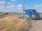 Пассажирка мопеда скончалась в столкновении с иномаркой и маршруткой под Волгоградом 