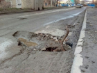 Опасные ямы на дорогах Волгограда отмечают трехлетие