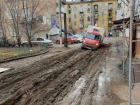 Фургон провалился в грязевую колею в Волгограде