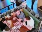Съели "поляну" из шашлыка и сбежали: в Волгограде за вознаграждение ищут четырех мужчин с видео