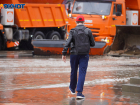 «Скорая и пожарная не проедут - провалятся в болоте»: поселок в Волгограде заливает из-за прорыва трубопровода