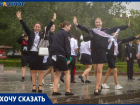 Танцы под дождем устроили промокшие выпускники в Волгограде