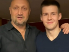 Спасенного после ранения на Украине 22-летнего волгоградца навестил Гоша Куценко