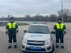 Инспекторы ДПС отогрели девушек на трассе в Волгоградской области