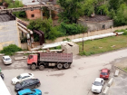Грузовик провалился в дорожную яму в центре Волгограда ﻿