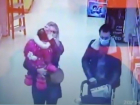 На видео попала кража семейной парой, прятавшей награбленное в детской коляске
