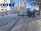 Застрявшую в канализационном потопе скорую пришлось толкать прохожим в Волгограде