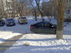 Автомобиль сбил ребенка на ледяной горке во дворе Волгограда