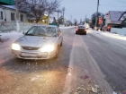От удара отбросило на соседний автомобиль: перебегавшего дорогу пешехода сбили в Волгоградской области 