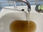 Вода цвета тухлого компота полилась из кранов на юге Волгограда 