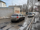"Смекалка-то работает!": разбитую дорогу замаскировали асфальтовым крошевом в Волгограде