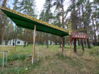 Умирает среди вековых сосен: показываем уникальный заброшенный детский лагерь Волгоградской области