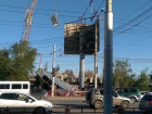 В Волгограде при демонтаже рухнул 12-тонный рекламный щит