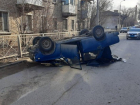 «Семерка» опрокинулась на крышу на севере Волгограда после ДТП с Renault