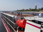 Как проплыл по Волге гигантский пятизвездочный отель на воде показал волгоградский блогер