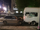 В центре Волгограда ВАЗ-21099 протаранил маршрутку №36