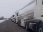 Колонна цистерн встала на снежной трасса в Волгоградской области — видео 