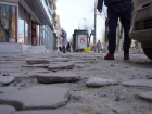 «Скажите, у нас в центре бомбили?»: вдоль проспекта Ленина в Волгограде плитка сошла вместе со снегом