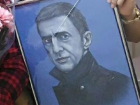 В Волгограде поклонницы Бутусова подарили ему портрет