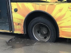 Пассажирский автобус застрял в дорожной яме на севере Волгограда