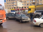 Массовое ДТП с участием фуры парализовало движение в Советском районе Волгограда