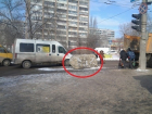 В Волгограде из движущего грузовика выпала бетонная плита и чуть не угробила людей