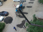 Волгоградские дорожники закидали огромные ямы асфальтовой крошкой