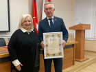 Депутат наградила депутата грамотой в Волгограде ​