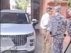 Частная скорая и китайский внедорожник попали в конфликт в центре Волгограда