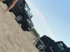 Волгоградцы пожаловались на обилие автомобилей на пляже Крит