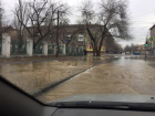  Канализационные стоки затопили улицы возле школы №1 в Волгограде