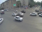 В Волгограде легковушка врезалась в стоящую на светофоре машину: авария попала на видео