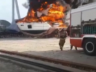 На видео попала горевшая в Волгограде британская яхта богатого бизнесмена