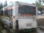 Пассажирский автобус провалился в ливневку на дороге Волгограда