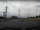 Переползающего дорогу волгоградца на пятой точке сняли на видео