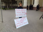 Жительница Волгограда устроила одиночный пикет возле здания обладминистрации