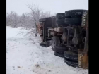 Пескоразбрасыватель с водителем рухнул в кювет под Волгоградом