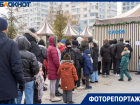Очередь из сотен семей с детьми собралась на морозе в Волгограде