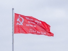 На набережной Волгограда подняли легендарное Знамя Победы