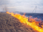 Спасатели больше шести часов борются с сильным пожаром под Волгоградом