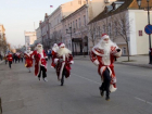 В Волгограде начался предновогодний забег Дедов Морозов