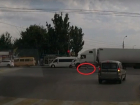 В Волгограде на видео попал ребенок, выпавший на ходу из «Лады»  