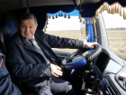 Волгоградский губернатор пересел за руль фуры дальнобойщика: видео 