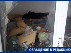 "Рядом костыли и лимонад, греется свечками": павильон с надписью "Хлеб" в Волгограде атаковал бездомный