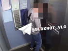 «Писающего мальчика» сняли на видео в новом волгоградском лифте