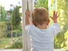 В Волгограде из окна 8-го этажа выпала 2-летняя девочка 