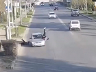 Подлетели в воздух: легковушка сбила двоих школьников в центре Волгограда на видео