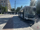 Автобус и троллейбус №9 не поделили дорогу в центре Волгограда — пострадали двое