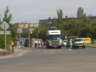 Асфальтоукладочный каток перевернулся на дороге в Волжском
