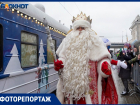Сотни волгоградцев под ледяным дождём устроили давку у поезда Деда Мороза